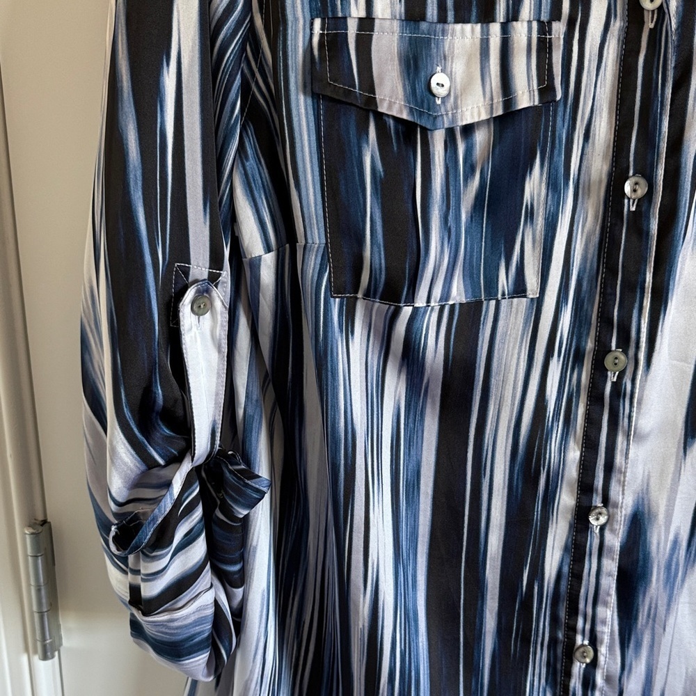 Jones New York Signature Size 1X Vertical Artsy Blue & White Striped Blouse - Picture 6 of 9